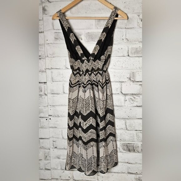 DKNYC Sleeveless V-Neck Open Back Chevron Cream Black Dress - Picture 2 of 11